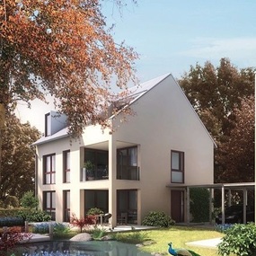 Modernes Einfamilienhaus mit Garten, Teich, Blumen und Pfau in naturnaher Umgebung.