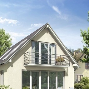 Modernes Einfamilienhaus mit Balkon, Terrasse und Garten bei sonnigem Wetter.